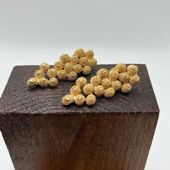 Vintage gold tone nugget necklace and 2 pairs of coordinating clip earrings - Picture 8 of 12